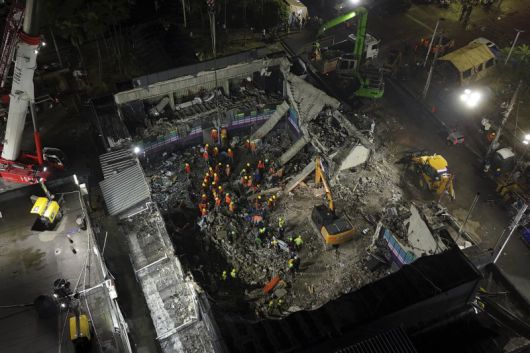 도미니카공화국 산토도밍고 제트세트 나이트클럽 지붕 붕괴 현장에서 구조대가 희생자 시신을 찾고 있다. 지난 8일 발생한 나이트클럽 사고로 인한 사망자 수는 최소 221명으로 늘어났다. AP 뉴시스