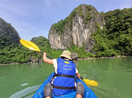 하롱 베이에서 카야킹 체험을 즐기고 있다. 사진=이환주 기자