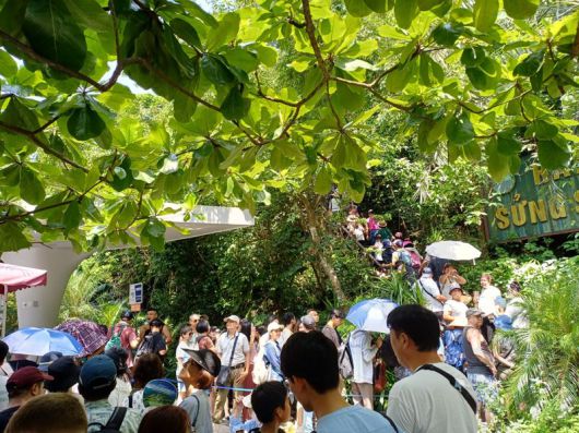 승솟 동굴 입구로 들어가는 계단에 관광객들이 줄을 서서 기다리고 있다. 사진=이환주 기자