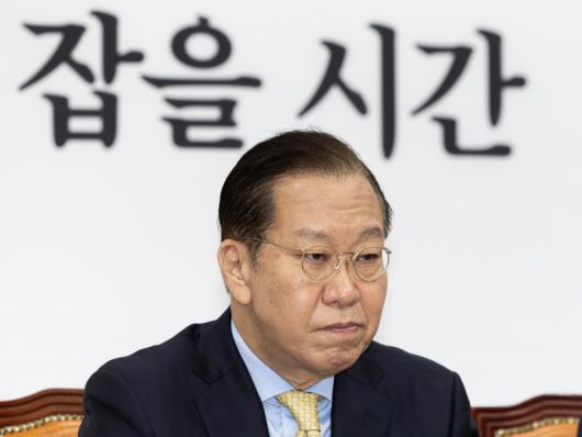 권영세 국민의힘 비상대책위원장이 14일 오전 서울 여의도 국회에서 열린 비상대책위원회의에서 권성동 원내대표의 발언을 듣고 있다. 뉴스1