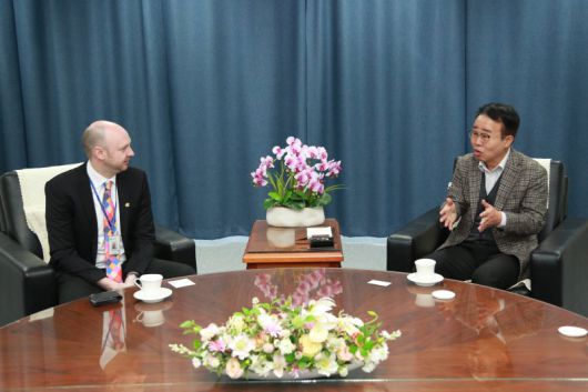 박성호 부산진해경제자유구역청장(오른쪽)이 경자청을 방문한 주한유럽상공회의소 Andrew Millard 지부장과 투자유치 협력방안을 논의하고 있다. 부산진해경자청 제공