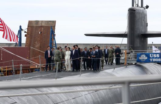 윤석열 전 대통령 내외가 부산 남구 해군작전사령부 부산작전기지에 입항한 미국의 오하이오급 핵추진 탄도유도탄 잠수함 켄터키함에 지난 2023년 7월 승함하고 있다. 연합뉴스