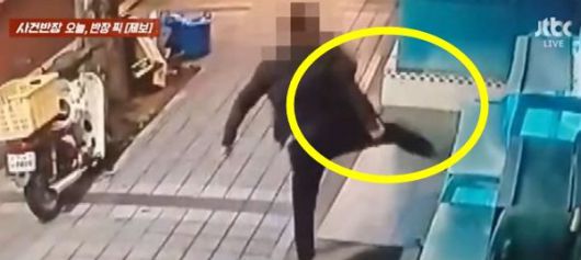 한 남성이 횟집 수족관을 발로 차고 도주해 350만원 피해를 입었다는 사연이 전해졌다. 사진은 수족관을 발로 차 유리를 깨뜨리는 남성의 모습. 사진=JTBC '사건반장' 캡처