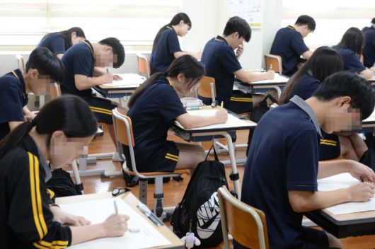 [울산=뉴시스] 배병수 기자 = 2025학년도 대학수학능력시험(수능) 대비 9월 모의평가 날인 지난해 9월4일 오전 울산 남구 삼산고등학교에서 3학년 학생들이 모의고사를 치르고 있다. 2024.09.04.bbs@newsis.com. /사진=뉴시스