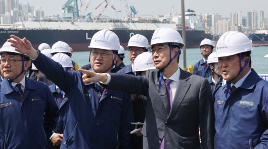 한덕수 대통령 권한대행 국무총리가 16일 HD현대중공업 울산 조선소에서 권오갑 회장과 정조대왕급 2번함 '다산정약용함'을 보고 있다. (대통령실통신사진기자단) /사진=뉴시스