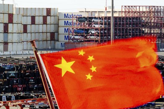 지난 15일 미국 캘리포니아주 오클랜드의 오클랜드 항구에서 중국 상품을 실어온 중국 선박에 중국 국기가 펄럭이고 있다. AP 뉴시스