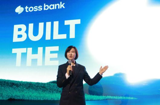 16일 서울 여의도 페어몬트 호텔에서 열린 토스뱅크 미디어데이에서 이은미 토스뱅크 대표가 기자간담회를 진행하고 있다. 토스뱅크 제공