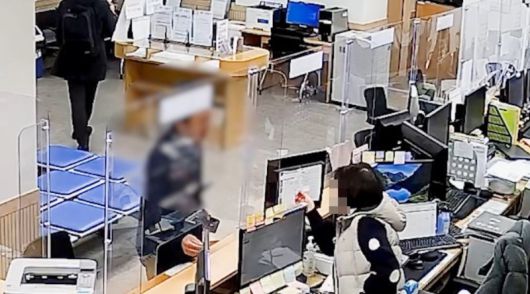 구로경찰서 민원실 찾아온 A씨(왼쪽), 서울경찰청 제공 /사진=연합뉴스