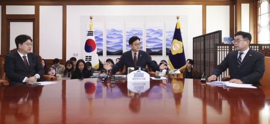 우원식 국회의장(가운데)과 권성동 국민의힘 원내대표(왼쪽), 박찬대 더불어민주당 원내대표가 지난달 31일 오전 국회 의장실에서 열린 의장 주재 여야 원내대표 회동에서 발언을 하고 있다. 사진=뉴스1