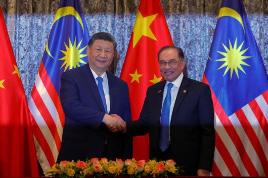 시진핑 중국 국가주석(왼쪽)과 안와르 이브라힘 말레이시아 총리(오른쪽)이 16일 말레이시아 푸트르자야 총리공관에서 열린 정상회담에서 악수를 하고 있다. 연합신화외상