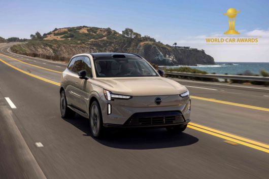 볼보자동차의 차세대 플래그십 전기 스포츠유틸리티차(SUV) EX90이 세계적인 권위의 '2025 월드 카 어워즈'에서 '올해 가장 럭셔리 한 차량'으로 선정됐다. 볼보자동차코리아 제공