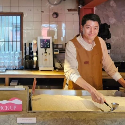 배우 이동건의 카페가 몇몇 주변 업장의 SNS 고발로 도마 위에 올랐다. 사진=이동건 SNS