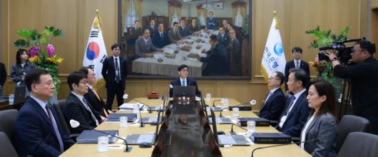 이창용 한국은행 총재(가운데)가 17일 서울 중구 한국은행 본관에서 열린 금융통화위원회 본회의를 주재하고 있다. 이날 금통위는 기준금리를 연 2.75%로 유지키로 했다. 한국은행 제공