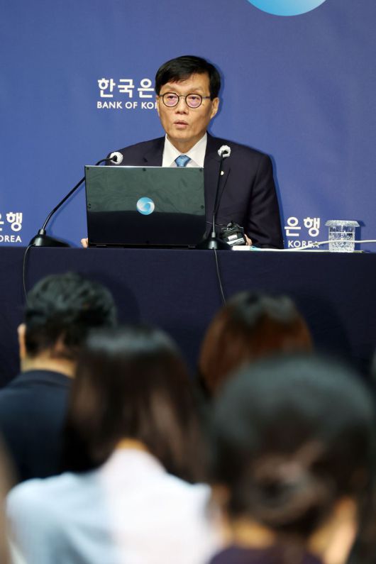 이창용 한국은행 총재가 17일 서울 중구 한국은행 본관에서 열린 금융통화위원회 본회의를 마친 후 통화정책방향 기자 간담회를 열고 취재진의 질문에 답하고 있다. 사진=서동일 기자