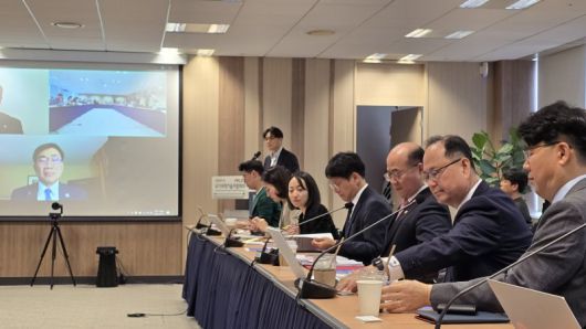 17일 서울 종로구 국가과학기술자문회의에서 진행된 미국 미주리대 연구용 원자로 초기설계 수출 성과에 대한 기자간담회에 이창윤 과학기술정보통신부 제1차관(오른쪽 세번째) 등 관계자들이 참석했다. 뉴스1