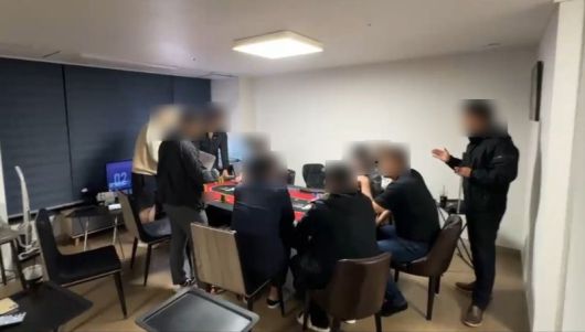부산 시내 오피스텔 등 주택을 빌려 불법 도박장을 운영해 오던 조직들이 경찰에 덜미를 붙잡혔다. 사진은 불법 홀덤펍 단속 현장. 부산경찰청 제공