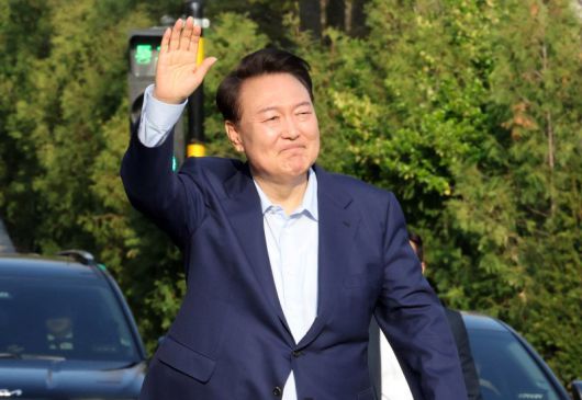 윤석열 전 대통령이 헌법재판소 파면 결정 후 일주일 만인 지난 11일 서울 용산구 한남동 대통령 관저를 떠나며 지지자들에게 손을 흔들어 인사하고 있다./사진=뉴스1