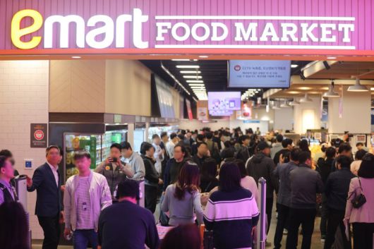 17일 서울 강동구에 문을 연 이마트 푸드마켓 고덕점이 사람들로 붐비고 있다. 이마트 제공