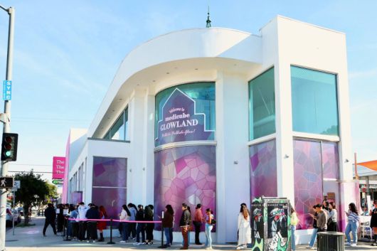 지난 3월 19~25일 미국 LA 멜로즈 거리에서 진행된 에이피알 팝업 스토어가 입장을 기다리는 대기줄로 둘러싸여 있다. 에이피알 제공