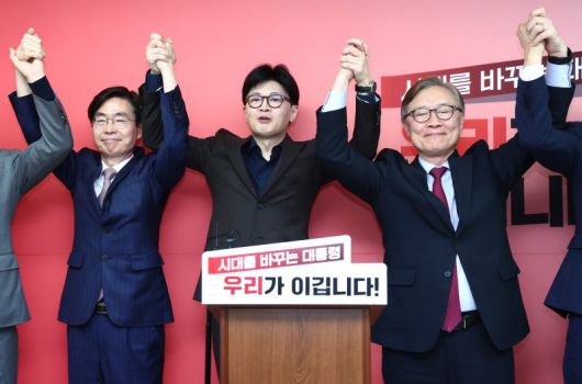 공동선대위원장과 기념촬영하는 한동훈 후보 (서울=연합뉴스) 이정훈 기자 = 국민의힘 한동훈 대선 경선 후보가 18일 서울 여의도 선거 사무소에서 열린 캠프 인선 등 현안 관련 기자회견에서 최재형(오른쪽), 조경태 공동선대위원장과 손을 맞잡고 기념촬영을 하고 있다. 2025.4.18 [공동취재] uwg806@yna.co.kr (끝)