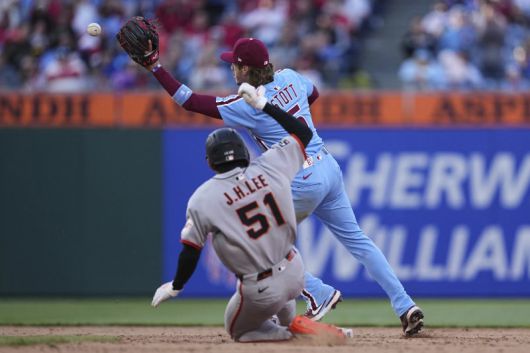 샌프란시스코 자이언츠의 이정후가 17일(현지 시간) 미 펜실베이니아주 필라델피아의 시티즌스 뱅크 파크에서 열린 2025 메이저리그 필라델피아 필리스와의 경기 9회 초 2루에서 포스아웃되고 있다. 이정후는 9회 대타로 나와 중전 안타를 기록했으며 팀은 4-6으로 패했다.뉴시스