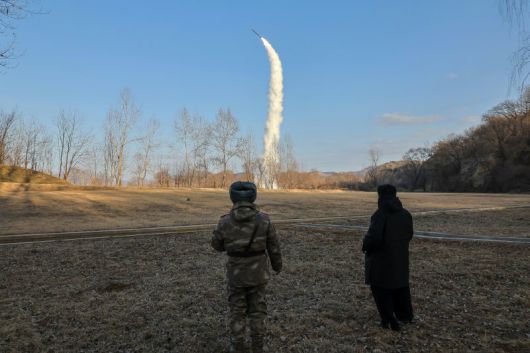 북한 미사일총국이 지난 1월 지상(수중) 대 지상 전략순항유도무기 시험발사를 진행하고 있다. 김정은 노동당 총비서가 현장에서 참관했다. 노동신문, 뉴스1