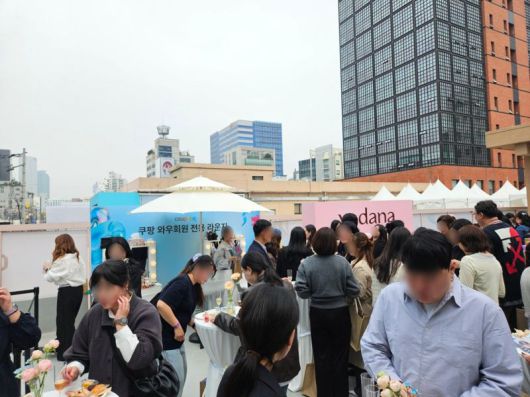 18일 서울 성수동 복합문화공간 XYZ 서울에서 열린 쿠팡 메가뷰티쇼 버추얼스토어 행사장 3층 루프탑 라운지가 사람들로 붐비고 있다. 사진=이정화 기자