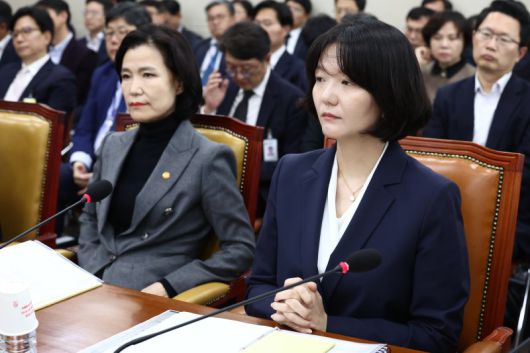 (서울=뉴스1) 김민지 기자 = 최수연 네이버 대표가 18일 오후 서울 여의도 국회에서 열린 '과학기술방송통신위원회 전체회의'에 출석해 자리하고 있다. 왼쪽은 이진숙 방송통신위원장. 2025.4.18/뉴스1 /사진=뉴스1화상