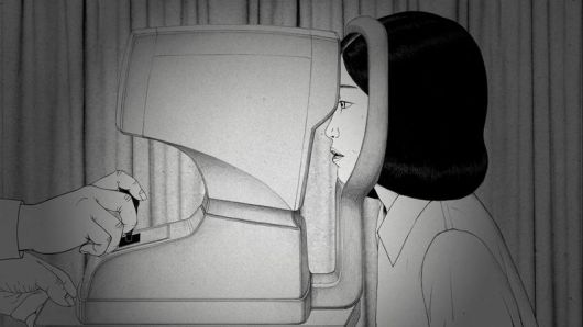 정유미 감독과 그가 연출한 단편 '안경' 보도스틸. 매치컷 제공