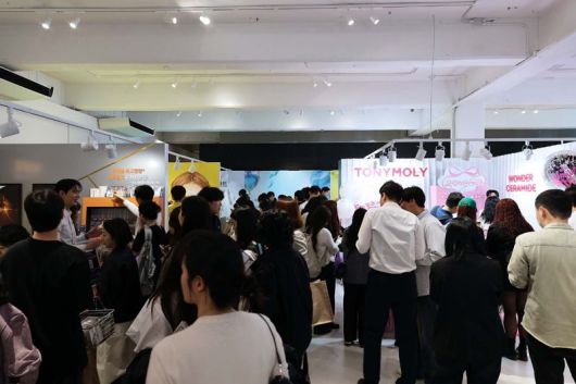 18일 서울 성수동 복합문화공간 XYZ 서울에서 열린 쿠팡 메가뷰티쇼 버추얼스토어 행사장이 사람들로 붐비고 있다. 쿠팡 제공