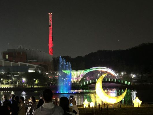 18일 오후 김포한강신도시 호수공원에서 하늘과 땅을 잇는 예술, 빛의 굴뚝 미래를 여는 창 점등식이 진행되고 있다. 김포시 제공