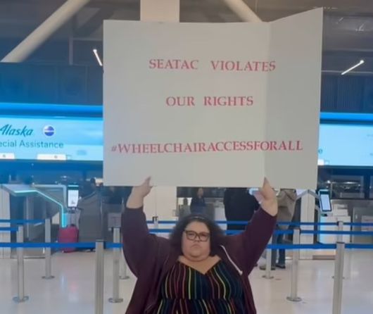 미국 시애틀 터코마 국제공항에서 시위를 벌이고 있는 여행 인플루언서./사진=데일리메일,뉴시스