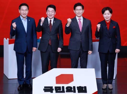 19일 오후 서울 강서구 ASSA아트홀에서 열린 국민의힘 '제21대 대통령후보자 1차 경선 조별 토론회’에 참석한 후보들이 기념 촬영을 하고 있다. 왼쪽부터 유정복, 안철수, 김문수, 양향자 후보. /사진=뉴스1화상