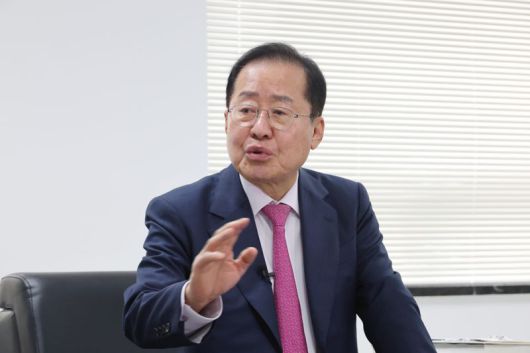 홍준표 국민의힘 대선경선 후보가 지난 19일 서울 여의도 대하빌딩 캠프에서 파이낸셜뉴스와 가진 인터뷰에서 주요 현안에 대해 의견을 밝히고 있다. 사진=박범준 기자