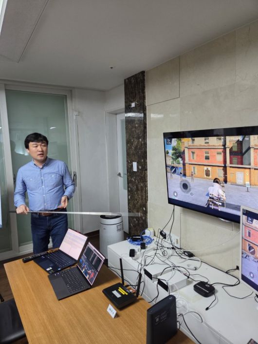 노정민 LG유플러스 홈디바이스개발팀장이 지난 17일 LG유플러스의 대전 R&D 센터 내 홈 무선 환경 시험실에서 와이파이 7 성능을 시연하고 있다.                                       LG유플러스의 대전 R&D 센터 내 단말 소프트웨어(SW) 시나리오 실험실 사진=장민권 기자