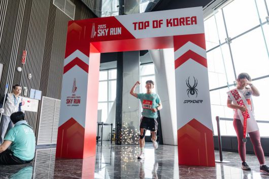 20일 열린 '2025 롯데월드타워 스카이런(SKY RUN)' 참가자가 도착 지점을 통과하고 있다. 롯데물산 제공
