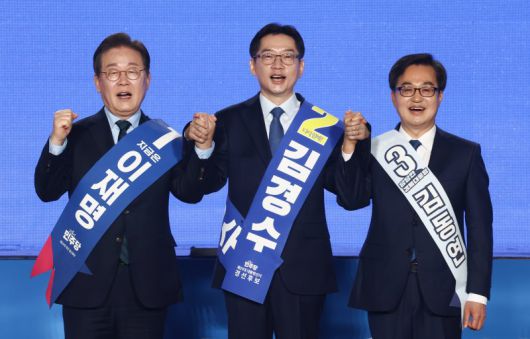 더불어민주당 이재명(왼쪽부터), 김경수, 김동연 대선 경선 후보가 19일 충북 청주체육관에서 열린 제21대 대통령선거 후보자 선출을 위한 충청권 합동연설회에서 기념촬영을 하고 있다. 사진=뉴스1