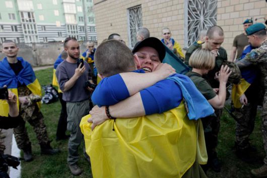부활절 기적… 러·우크라 대규모 포로교환우크라이나의 비공개 장소에서 러시아, 우크라이나 포로교환이 이뤄진 19일(현지시간) 한 우크라이나 여성이 돌아온 군인 아들을 안고 있다. 러시아와 우크라이나는 이날 대규모 포로교환을 실시했으며 양측 모두 240명 이상의 포로를 서로에게 송환했다고 밝혔다. AFP연합뉴스