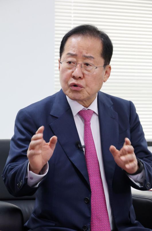 홍준표 국민의힘 대선경선 후보가 지난 19일 서울 여의도 선거캠프에서 파이낸셜뉴스와 인터뷰를 갖고 권력구조 개편을 비롯한 개헌론, 탄핵정국에서 치러지는 조기대선 전망 등 주요 현안에 대한 입장을 밝히고 있다. 사진=박범준 기자