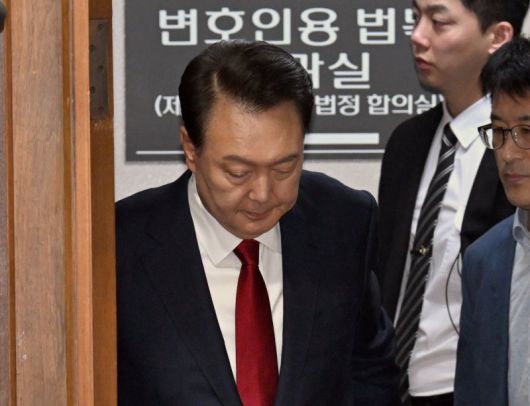 윤석열 전 대통령이 21일 서울 서초구 서울중앙지법에서 열린 내란 우두머리 혐의 형사재판 2차 공판에 출석하고 있다.[사진공동취재단] /사진=연합뉴스