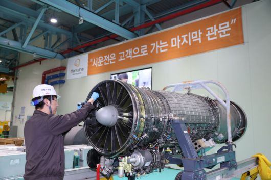 한화에어로스페이스 창원1사업장 직원이 항공엔진을 점검하고 있다. 한화에어로스페이스 제공                                    지난해 1월 미국 라스베이거스에서 열린 세계 최대 IT·가전 전시회 CES 2024에서 선보인 두산에너빌리티 수소터빈 모형 두산에너빌리티 제공