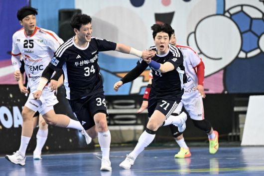 H리그 두산의 강전구(34번)와 김진호(71번). 한국핸드볼연맹 제공