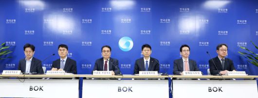 2024년 지급결제보고서 설명회가 21일 오전 서울 중구 한국은행에서 열렸다. 사진 왼쪽부터 박준홍 결제정책팀장, 윤성관 디지털화폐연구실장, 이종렬 부총재보, 이병목 금융결제국장, 윤태길 결제감시부장, 최석기 결제인프라안정팀장. 한국은행 제공.