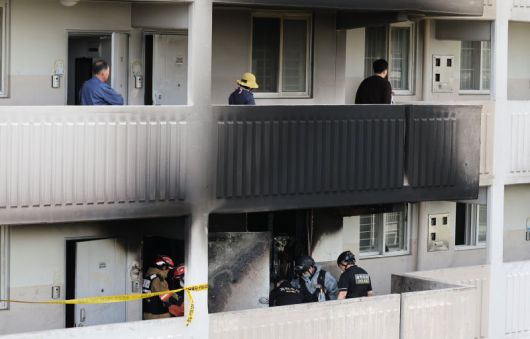 21일 오전 서울 관악구 봉천동 한 아파트에서 화재가 발생, 과학수사대원들이 현장을 감식하고 있다. 연합뉴스