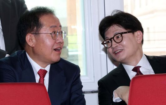 지난 17일 서울 여의도 국민의힘 중앙당사에서 열린 제21대 대통령선거 '1차 경선 토론회 미디어데이' 행사에서 홍준표(왼쪽) 후보와 한동훈 후보가 대화하는 모습. /사진=뉴시스