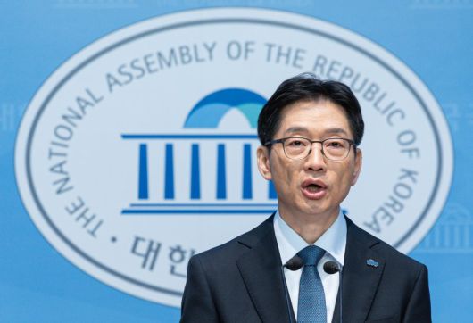 김경수 더불어민주당 경선 후보가 21일 오전 서울 여의도 국회 소통관에서 교육·사회·정치·외교·안보·국방 분야 2차 정책발표를 하고 있다. 사진=뉴스1