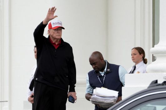 미국의 도널드 트럼프 대통령(왼쪽 첫번째)이 20일(현지시간) 미국 워싱턴DC 백악관에서 기자들에게 손을 흔들고 있다.로이터연합뉴스