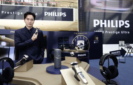 필립스 전기면도기 광고 모델 배우 이진욱이 현장을 방문해 신제품 출시 체험을 하고 있다. /필립스코리아 제공