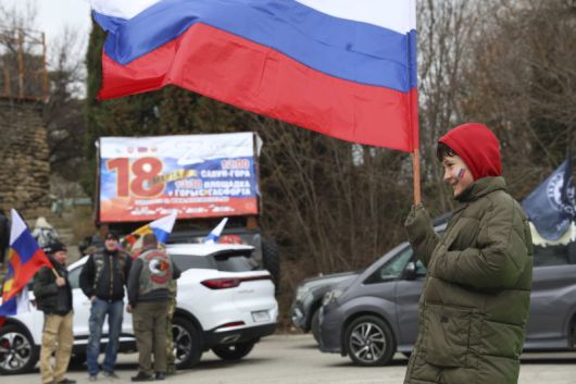지난 3월 18일 크림반도의 세바스토폴에서 러시아 합병 11주년을 맞아 현지 주민들이 러시아 국기를 들고 있다.AP뉴시스