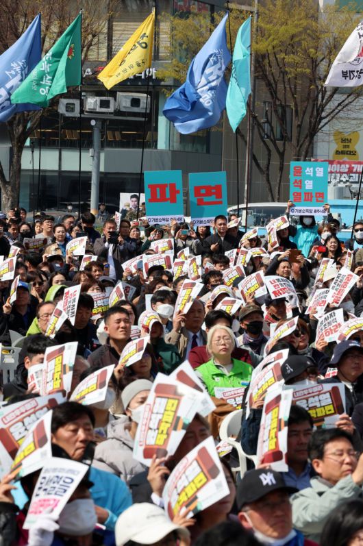 지난 4일 광주 동구 5·18 민주광장에서 시민들이 헌법재판소의 윤석열 전 대통령에 대한 탄핵심판 선고 생방송을 지켜보고 있다. 연합뉴스
